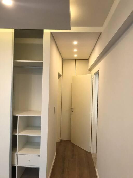 Suite In San Telmo Dormitorio En Suite Con Dos Banos Y Balcon A La Calle Buenos Aires Exterior foto