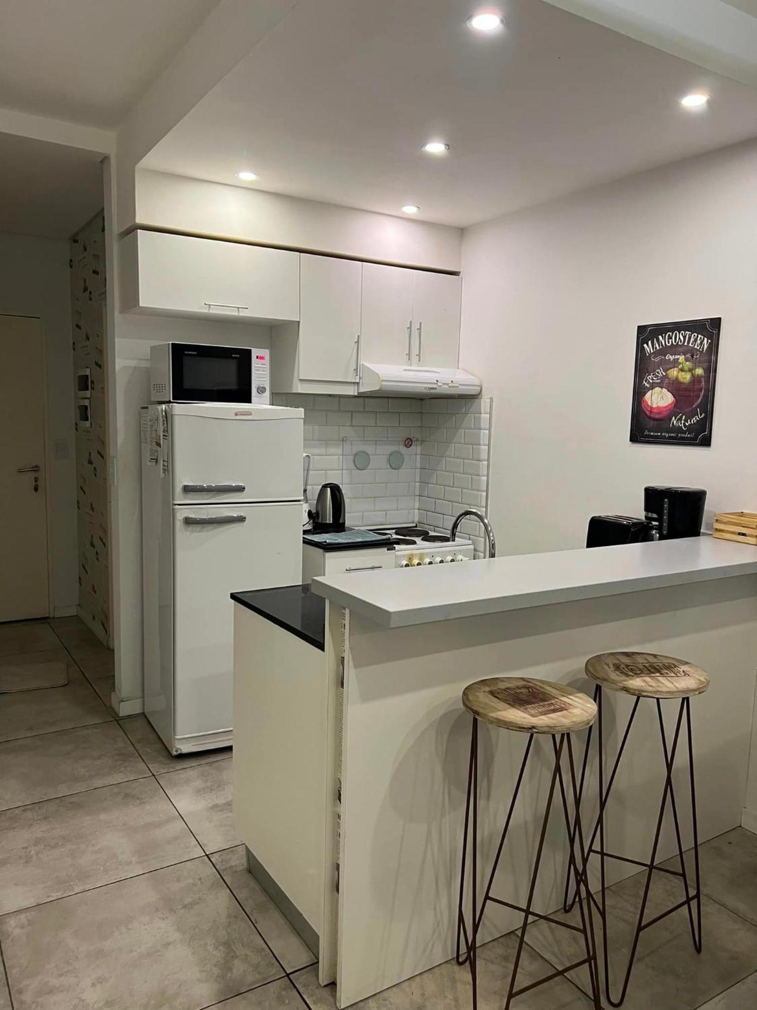 Suite In San Telmo Dormitorio En Suite Con Dos Banos Y Balcon A La Calle Buenos Aires Exterior foto
